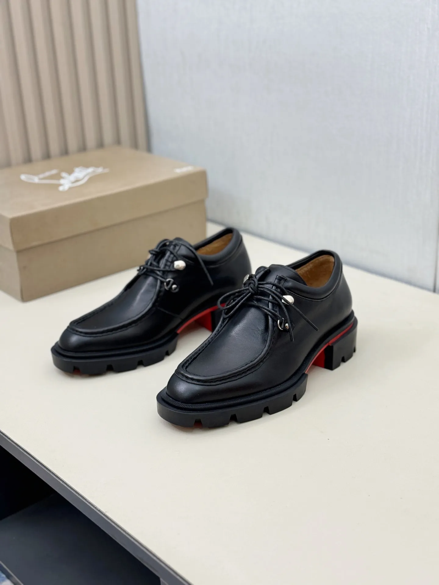 [CL～High-end men’s red-soled shoes] Top P: 880💰. Size: 39-44 (38.45.46 can be customized) 🆑Top original order purchasing agent Imported open-edge bead fabric and water-dyed cowhide inside 🉑️ Imported TPU rubber sole, wear-resistant and non-slip, full of European style.